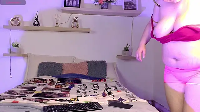 Snapshot of estrella_gold chatting on November 28, 3:07 am estrella gold online show from November 28, 3:07 am