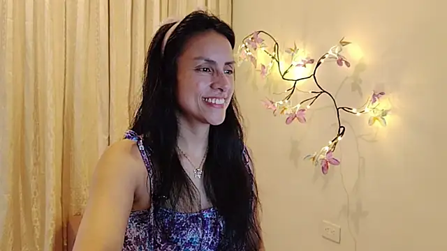 Snapshot of Bella_Exhibition chatting on June 3, 7:18 pm Bella Exhibition online show from June 3, 7:18 pm