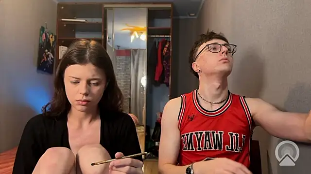 Snapshot of t_files_x chatting on February 9, 5:27 am t files x online show from February 9, 5:27 am