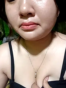 Snapshot of Bee-bgolden chatting on November 8, 7:45 am Bee-bgolden online show from November 8, 7:45 am