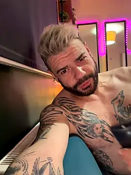 Snapshot of Dvpop chatting on November 5, 3:42 am Dvpop online show from November 5, 3:42 am