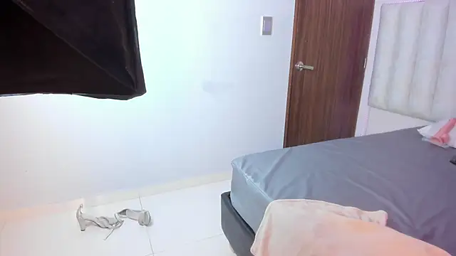 Isabella Crofts online show from November 6, 2:59 am