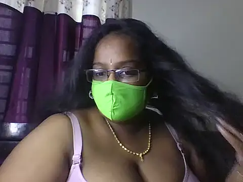 Snapshot of hootypriya chatting on May 9, 8:18 am hootypriya online show from May 9, 8:18 am
