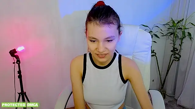 Little  Lunaa online show from February 25, 11:32 am