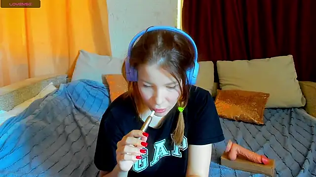 Eva purrr  online show from April 10, 8:21 am