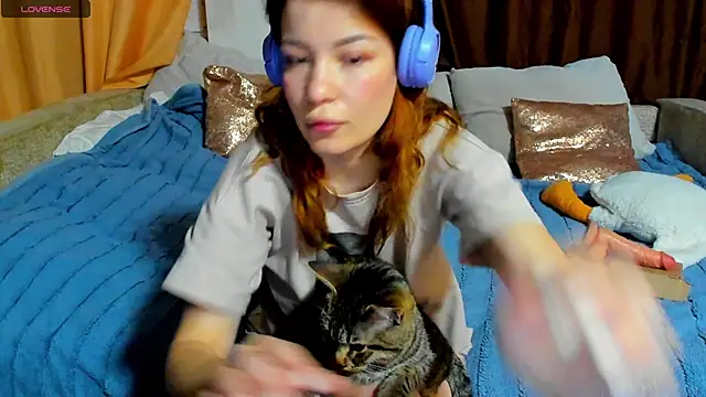 Eva purrr  online show from April 4, 1:12 am