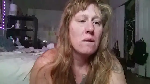 Snapshot of Redriddinghood8 chatting on November 16, 6:01 pm Redriddinghood8 online show from November 16, 6:01 pm