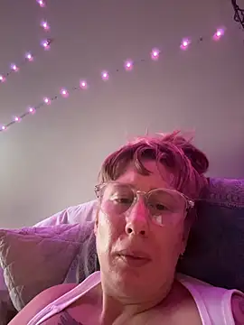 Snapshot of Redriddinghood8 chatting on November 15, 11:58 am Redriddinghood8 online show from November 15, 11:58 am