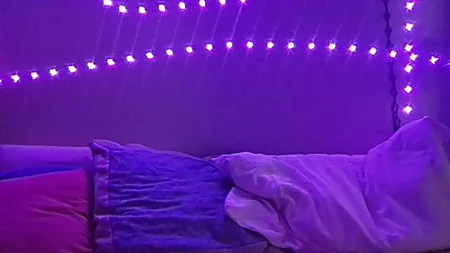 Snapshot of Redriddinghood8 chatting on November 16, 3:33 am Redriddinghood8 online show from November 16, 3:33 am