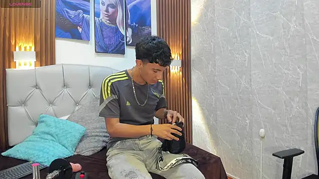 Elian Julian online show from November 15, 11:42 pm