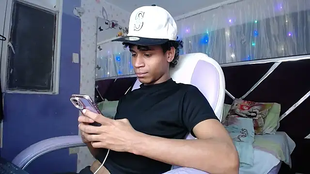 Santy bigcock 01 online show from May 24, 3:39 am