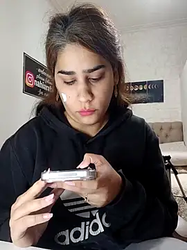 nahiarabiel33 online show from May 14, 7:00 pm