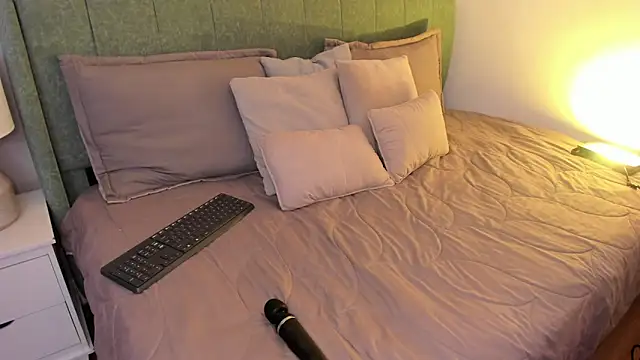 annie  20 online show from March 11, 8:03 pm