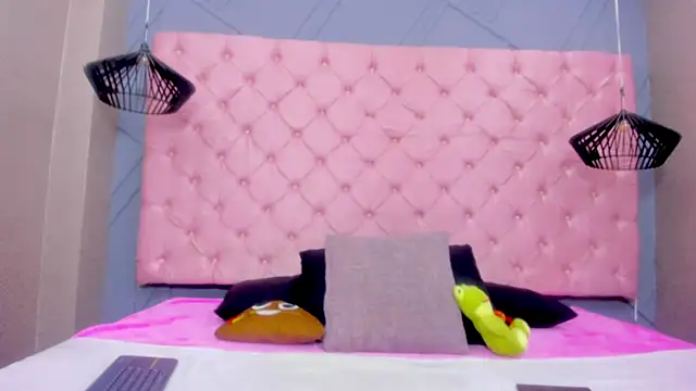 Snapshot of Mia_Horney chatting on December 2, 12:29 pm Mia Horney online show from December 2, 12:29 pm