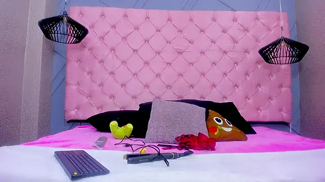 Snapshot of Mia_Horney chatting on December 17, 1:16 pm Mia Horney online show from December 17, 1:16 pm