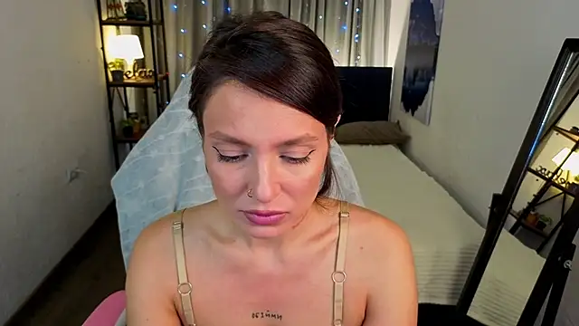 Naila Whisper online show from December 3, 10:09 pm