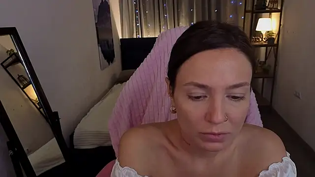 Naila Whisper online show from January 9, 6:42 am