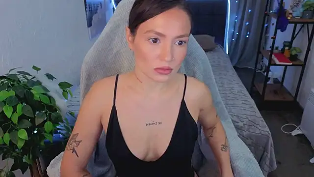 Naila Whisper online show from November 9, 1:26 pm