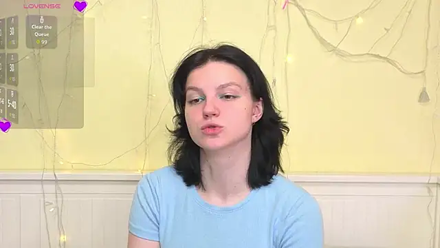 LatinaHuguenin online show from December 15, 7:03 am