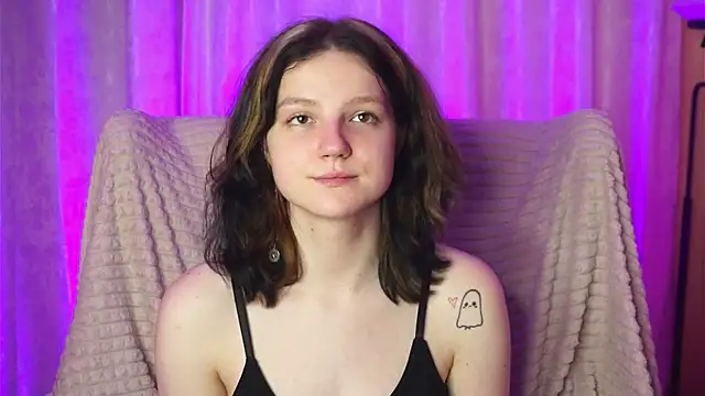 LatinaHuguenin online show from March 18, 7:04 pm