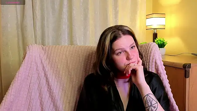 LatinaHuguenin online show from April 9, 9:32 pm