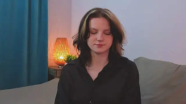 LatinaHuguenin online show from April 2, 9:10 pm