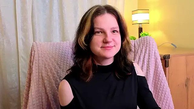 LatinaHuguenin online show from April 8, 9:05 pm