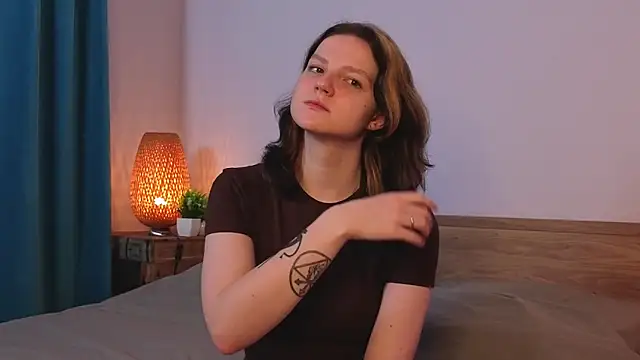 LatinaHuguenin online show from April 4, 9:10 pm