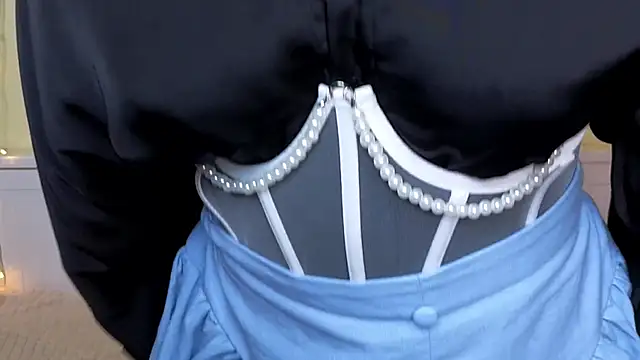 LatinaHuguenin online show from November 18, 7:11 am