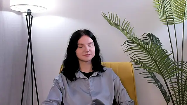 LatinaHuguenin online show from November 7, 3:05 pm