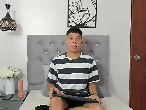 LucaDave 1 online show from November 11, 6:25 pm