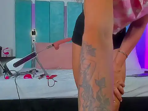 Snapshot of Alesia_watson chatting on December 2, 3:19 am Alesia watson online show from December 2, 3:19 am