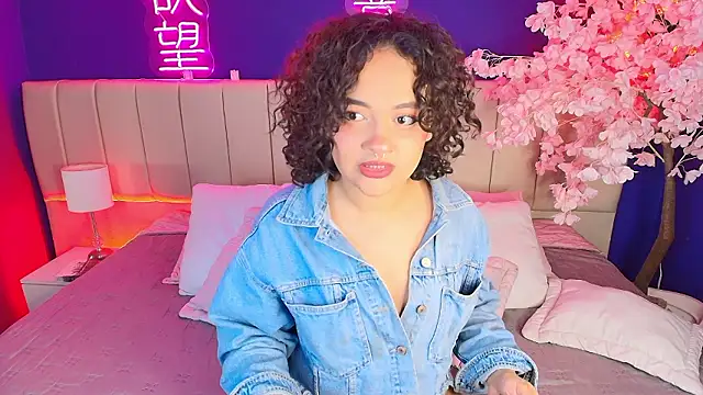 Snapshot of _sarahRose chatting on February 10, 3:27 am sarahRose online show from February 10, 3:27 am