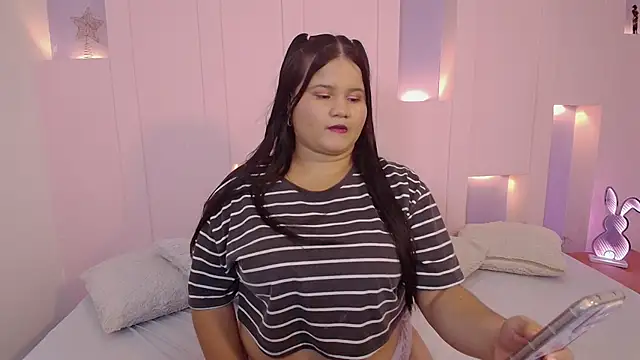 Snapshot of SaraVixen8 chatting on November 26, 9:15 pm SaraVixen8 online show from November 26, 9:15 pm