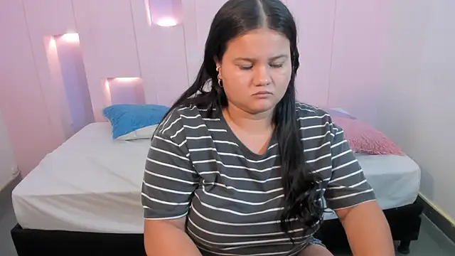 Snapshot of SaraVixen8 chatting on December 20, 11:07 pm SaraVixen8 online show from December 20, 11:07 pm