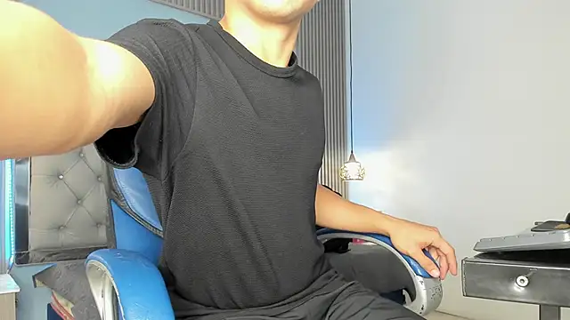 Snapshot of Liams18 chatting on May 21, 3:37 am Liams18 online show from May 21, 3:37 am