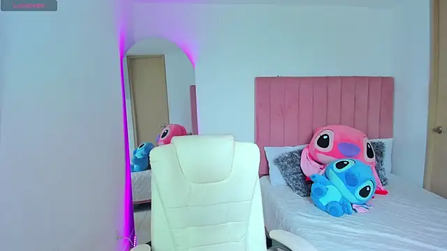 Janettcruz online show from April 7, 7:15 pm