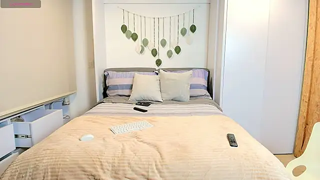 irisrossee  online show from November 29, 3:17 am