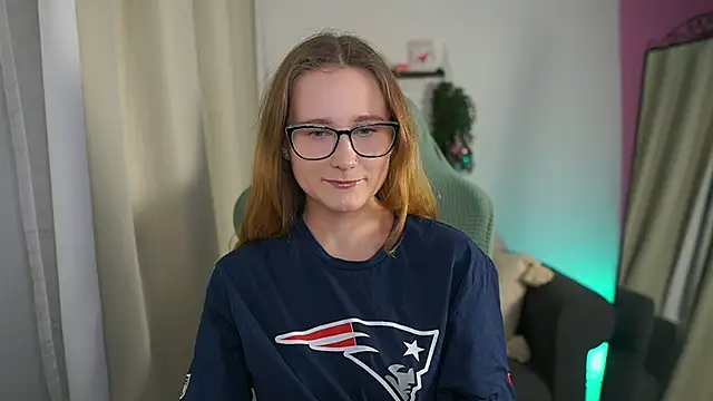 Snapshot of glossy_babe_ chatting on February 8, 9:07 am glossy babe online show from February 8, 9:07 am