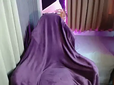 Snapshot of furry_puss chatting on November 13, 4:05 am furry puss online show from November 13, 4:05 am