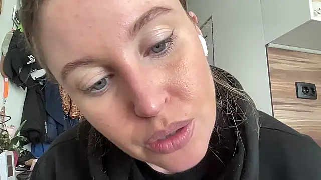 Snapshot of Ameli8 chatting on February 19, 12:35 pm Ameli8 online show from February 19, 12:35 pm