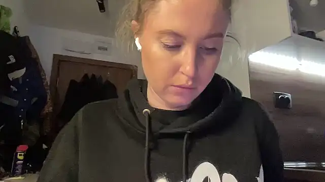 Snapshot of Ameli8 chatting on February 14, 5:02 pm Ameli8 online show from February 14, 5:02 pm