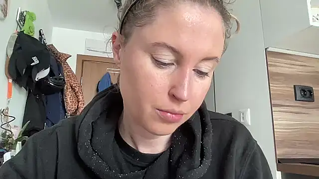 Snapshot of Ameli8 chatting on February 20, 9:33 am Ameli8 online show from February 20, 9:33 am