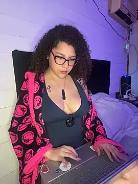 Snapshot of Lolavenezia chatting on May 20, 10:12 am Lolavenezia online show from May 20, 10:12 am