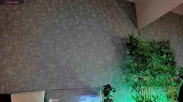 Snapshot of MiaHartx chatting on December 17, 7:35 am MiaHartx online show from December 17, 7:35 am