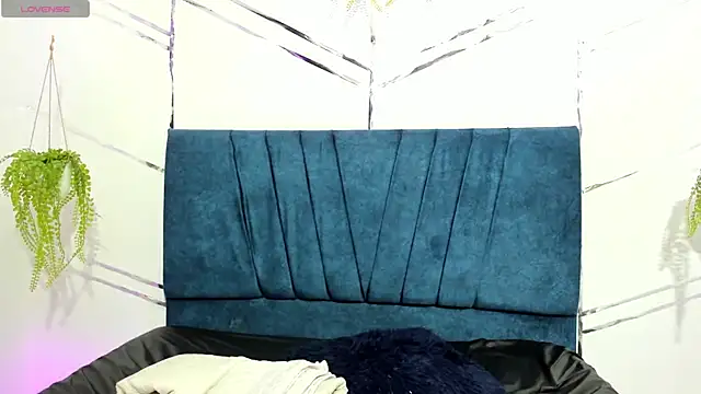 Snapshot of Paris_Evans_ chatting on January 12, 9:20 pm Paris Evans online show from January 12, 9:20 pm