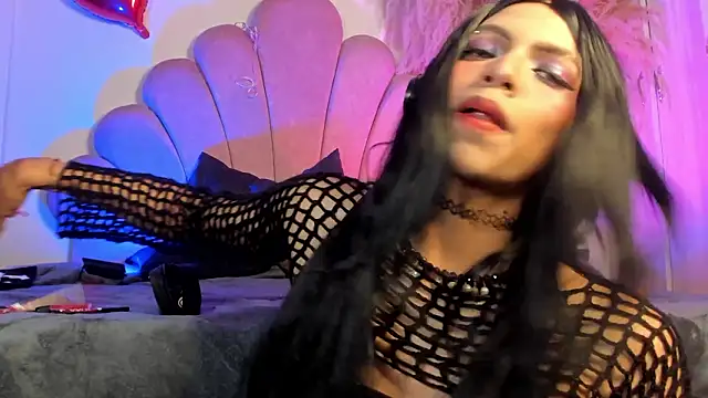 Dominique Rae online show from March 5, 7:43 pm