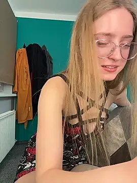 Snapshot of EveLunny chatting on January 17, 2:04 am EveLunny online show from January 17, 2:04 am