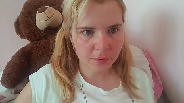Snapshot of HornyElena chatting on June 26, 8:20 am HornyElena online show from June 26, 8:20 am