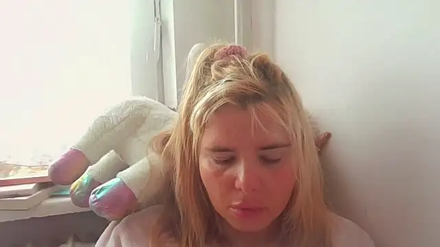 Snapshot of HornyElena chatting on June 14, 1:12 pm HornyElena online show from June 14, 1:12 pm